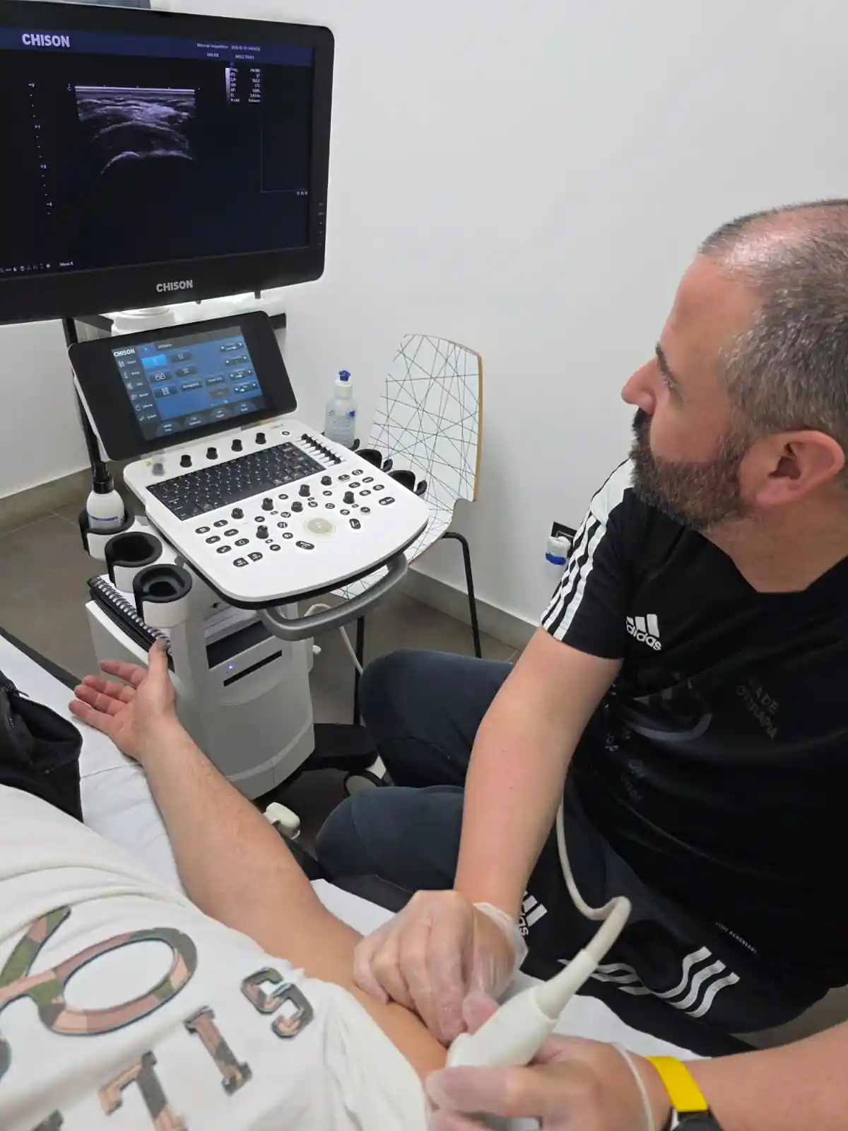 José en una sesión de fisioterapia en Health & Motion
